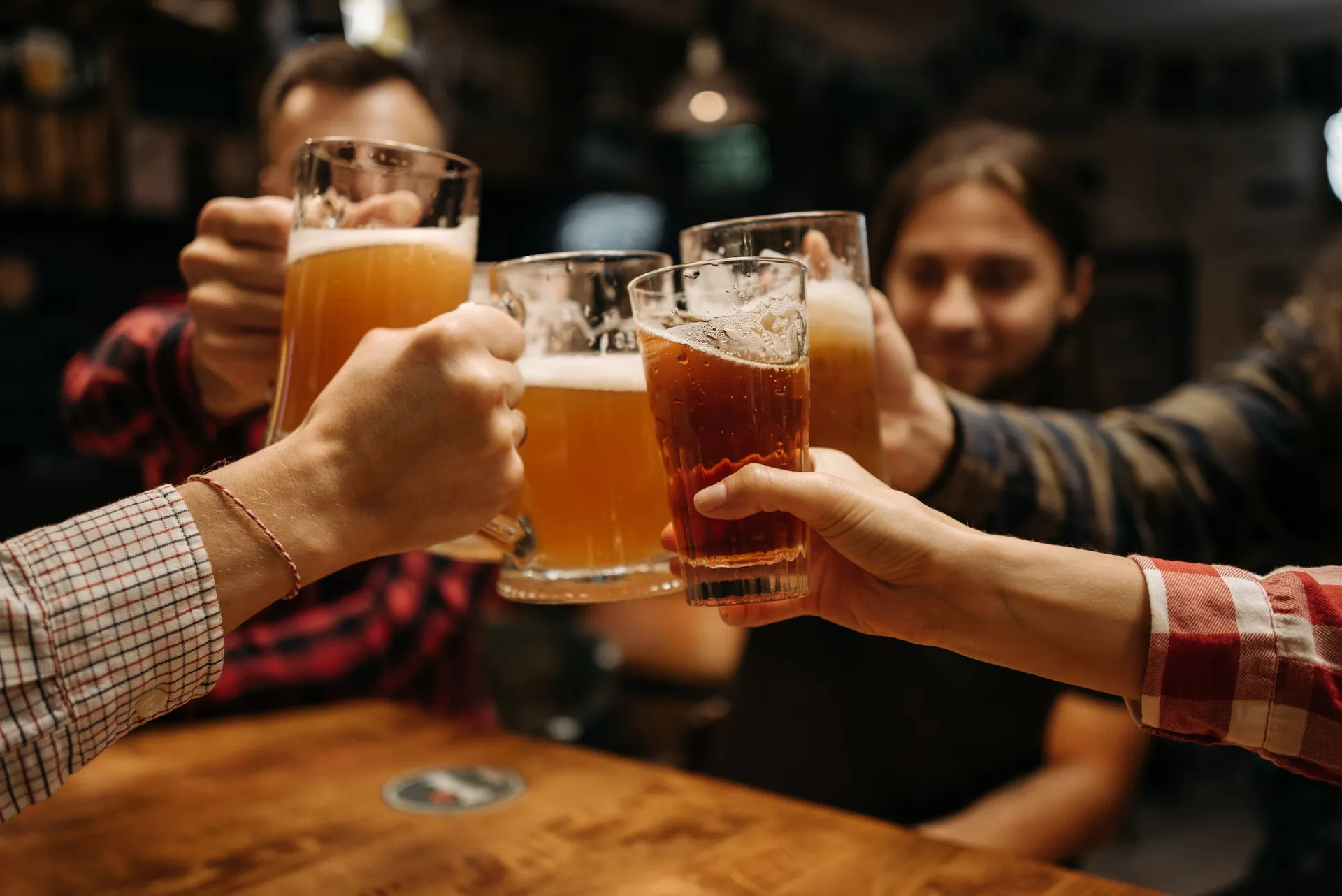 Amigos brindando com copos de chopp gelado