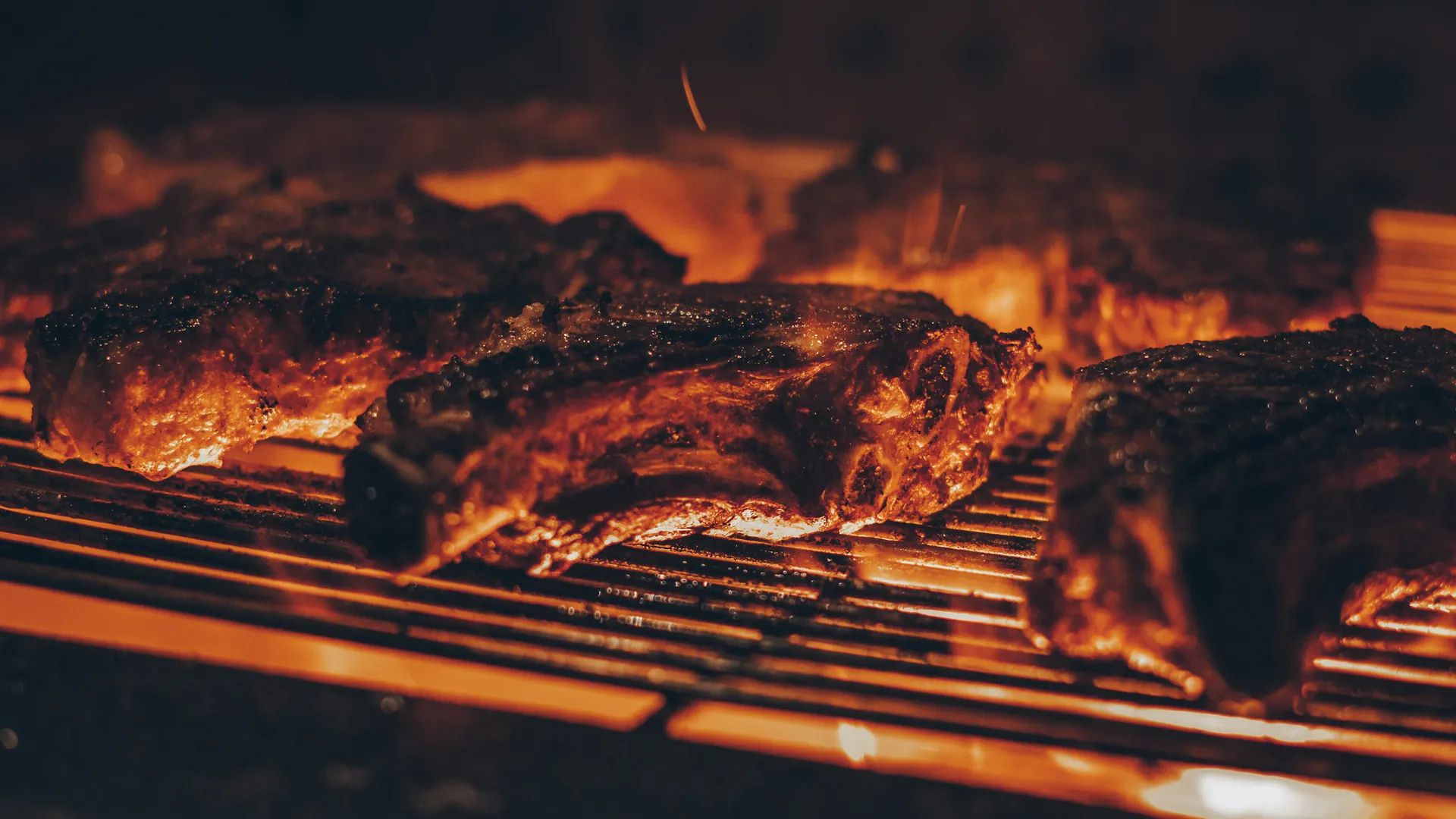 Carnes assando na churrasqueira durante a confraternização